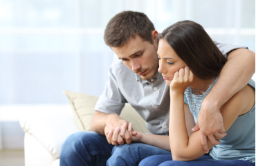Paar mit hoffnungslosem, gesenktem Blick – Paartherapie, Hilfe in schwierigen Situationen