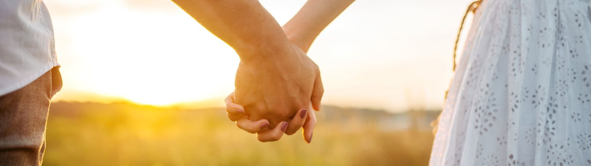 Ehepaar Hand in Hand trotz Nähe-Distanz-Problem
