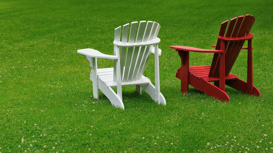 Ein weißer und ein roter Gartenstuhl, Umgang mit den Gegensätzen - Paartherapie Paderborn