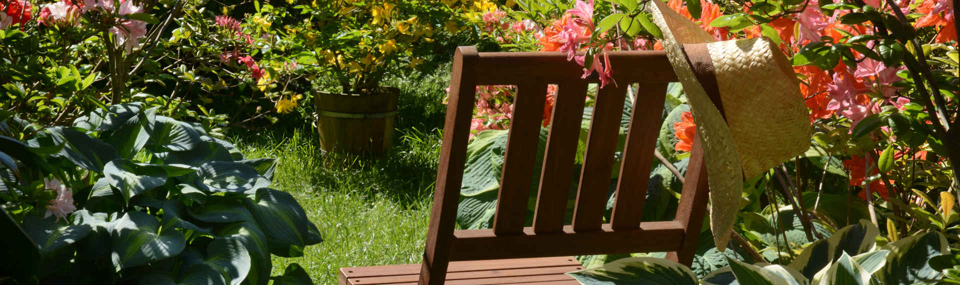 Stuhl in einem Garten voller blühender Blumen - wohlfühlen in der Praxis Holger Neumann Paderborn