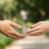 Ein Mann und eine Frau strecken sich die Hand entgegen – Annäherung durch den Blog Eheberatung und Paartherapie Paderborn