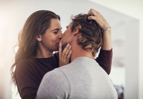 Paar was sich leidenschaftlich küsst - Anziehungskraft