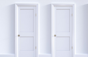 Zwei Türen nebeneinander - Entscheidung treffen - soll ich bleiben oder gehen?