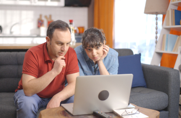 Ein Paar sitzt vor einem Laptop - Paartherapie online