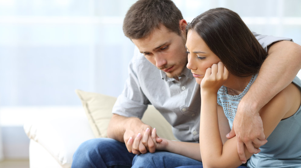 Ein Paar was entfernt voneineder steht (Paartherapie schafft Nähe)