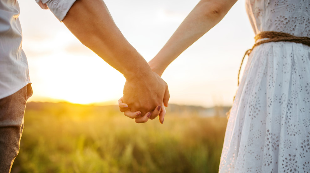 Ehepaar Hand in Hand trotz eines Nähe-Distanz-Problems