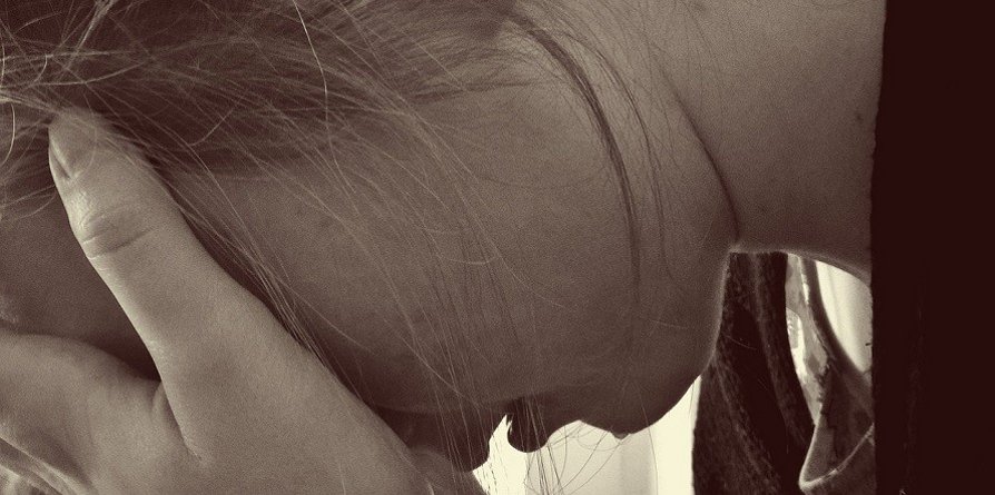 Eine weinende Frau wegen einer Affäre - Unterstützung durch Paartherapie.
