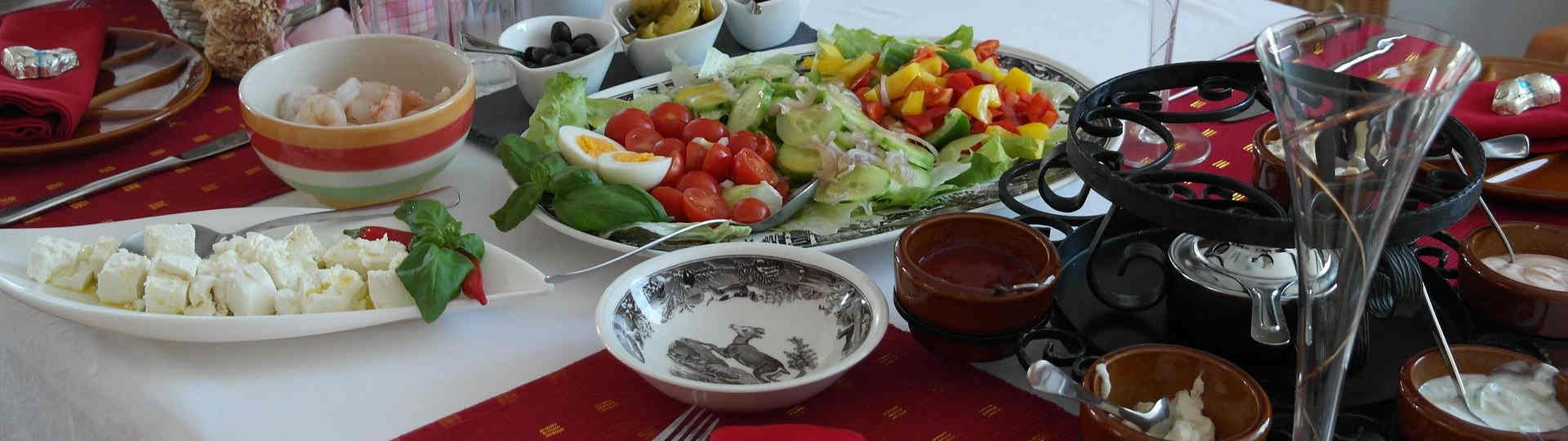 Festlich gedeckter Tisch, wenn essen zur Belastung wird (Esstörungen Paderborn)