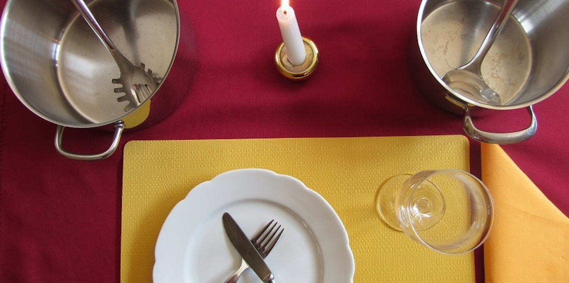 Ein gedecker Tisch bei Essstörungen - leere Töpfe und leeres Geschirr