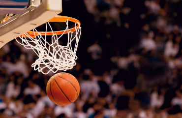 Basketball fällt durch Korb – Ziel Psychotherapie Kinder und Jugendliche, seelische und psychische Entwicklung unterstützen