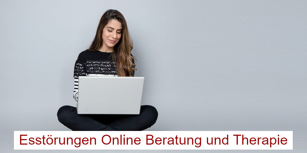 Frau sitzt im Schneidersitz mit einem Laptop auf den Beinen - Online Beratung und Therapie Essstörungen