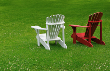 Ein weißer und ein roter Gartenstuhl, Symbol Paar und seine Konflikte - Paartherapie Paderborn