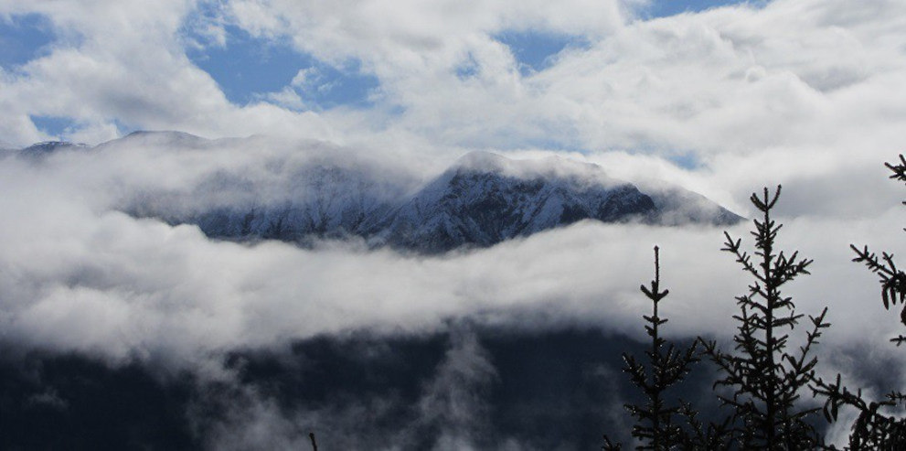 Berggipfel, der in Wolken gehüllt ist - wie in der Traumdeutung.