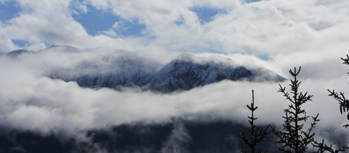 Berg, der in Wolken gehüllt ist - wie in der Traumdeutung.