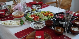 Wenn Essen zur Belastung wird Feierlich gedeckter Tisch