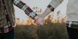 Kompromisse – wer ist oben, wer ist unten? Ein Paar, das sich die Hand gibt